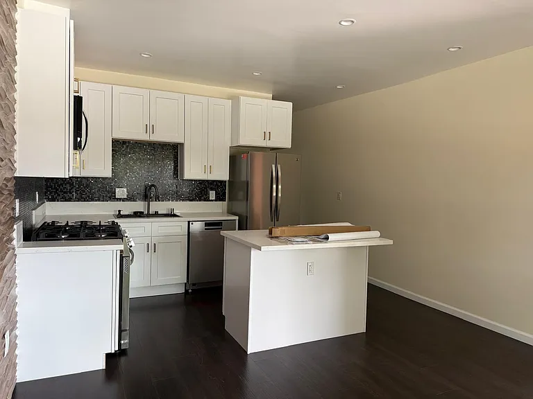 768 N Edgemont St — Photo 5