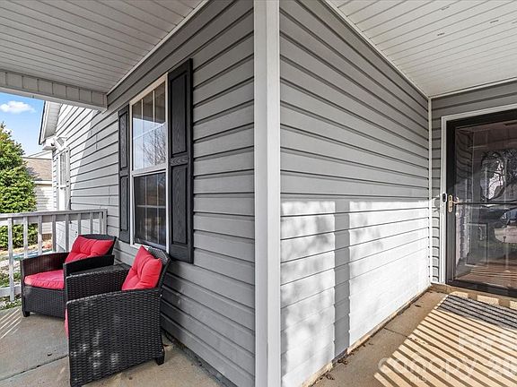 4th image of 3044 Parade Ln SW