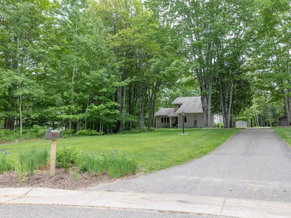 935 Orianna Dr, Marquette, MI 49855