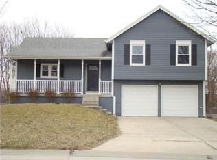 1601 Regency Dr, Kearney, MO 64060