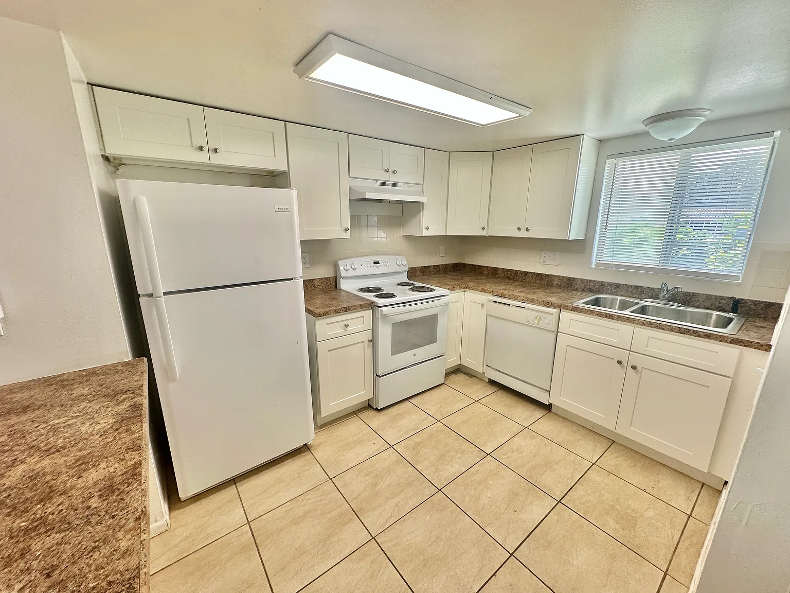 2549 S Oak Ave — Photo 2