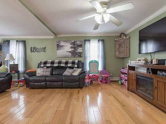 4th image of 54 Gardiner Ave