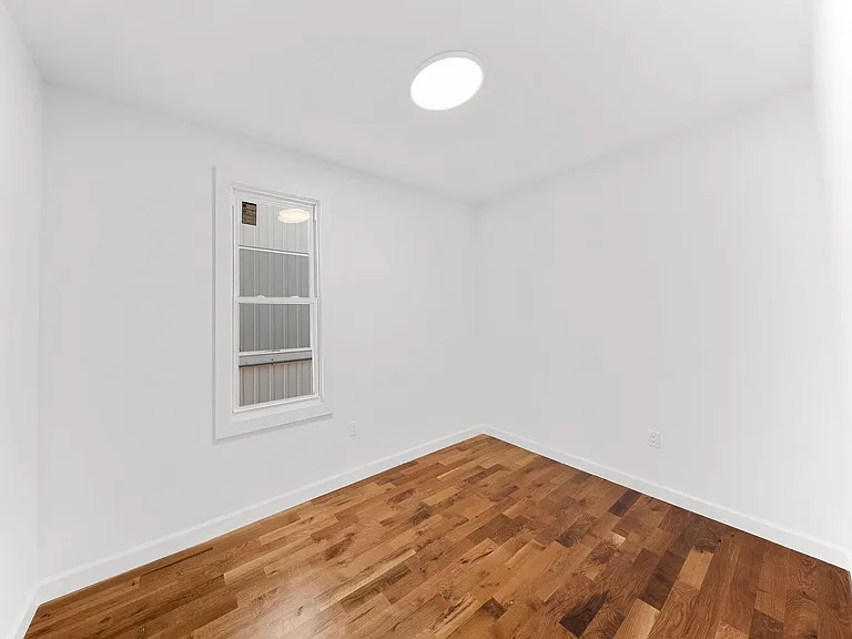 319 William St #2-0904 — Photo 9