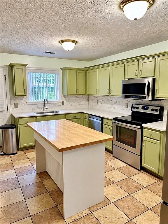 4 bed, 2.5 bath, 2828 sqft, $2,550 — Photo 4