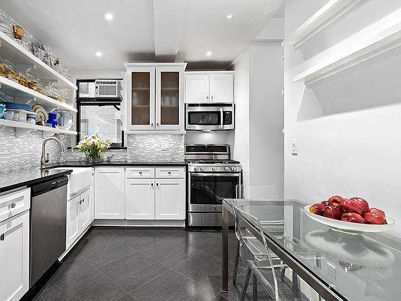 5th image of 220 W 93rd St #6