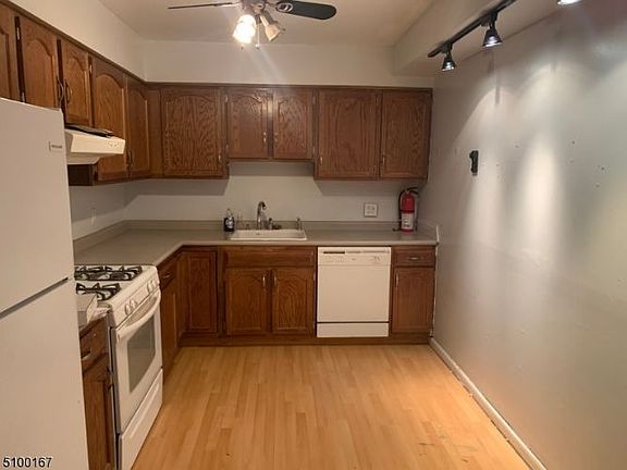 3rd image of 221 Ringwood Ave #9