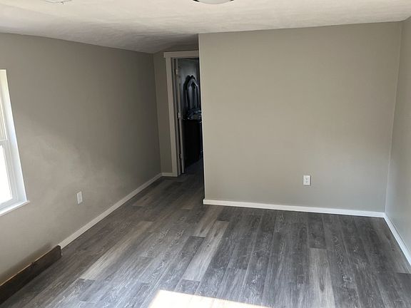4th image of 93 Wellington St