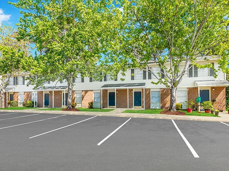 Carolina Breeze Apartments — Photo 3