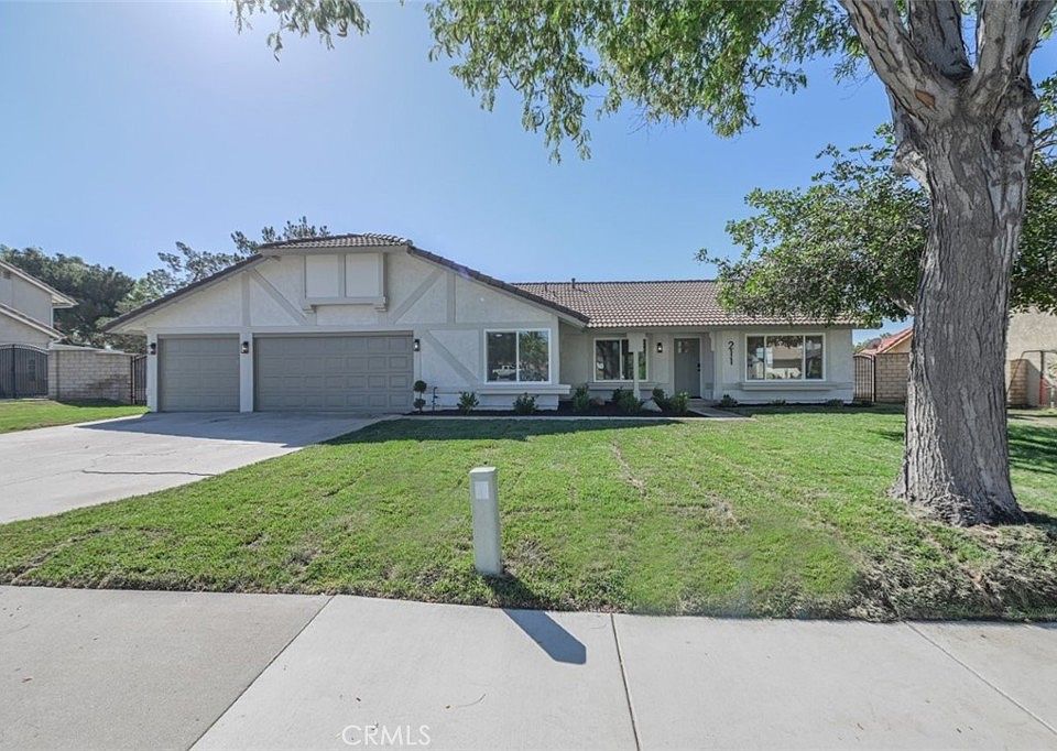 1st image of 211 W Columbine Ave