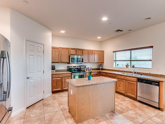 4th image of 635 W Calle Sombra Linda