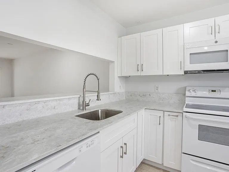 315 NW 36th Ave — Photo 5