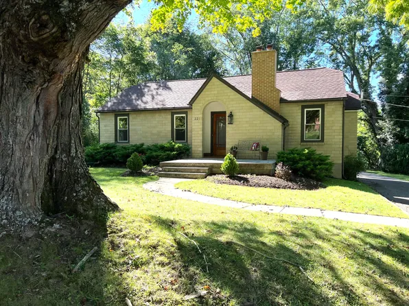 221 Dorsey St, Lewisburg, WV 24901