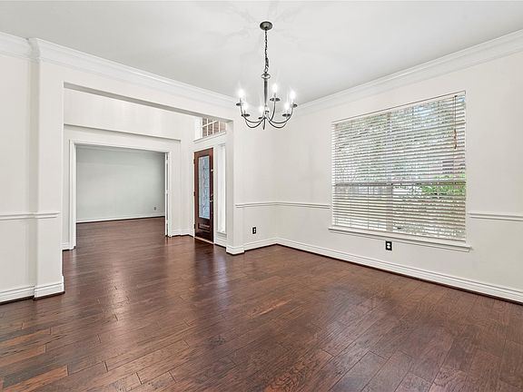 5th image of 402 Spring Trace Ct