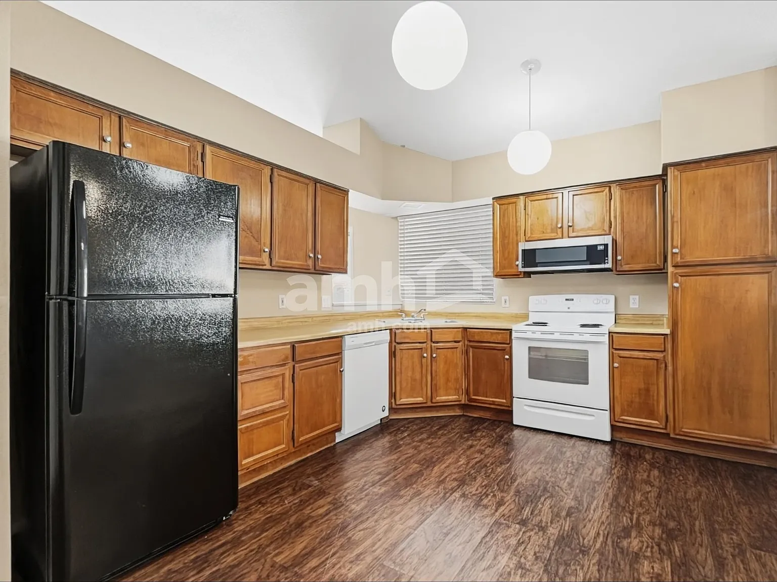 3 bed, 2.0 bath, 1332 sqft, $1,885 — Photo 4