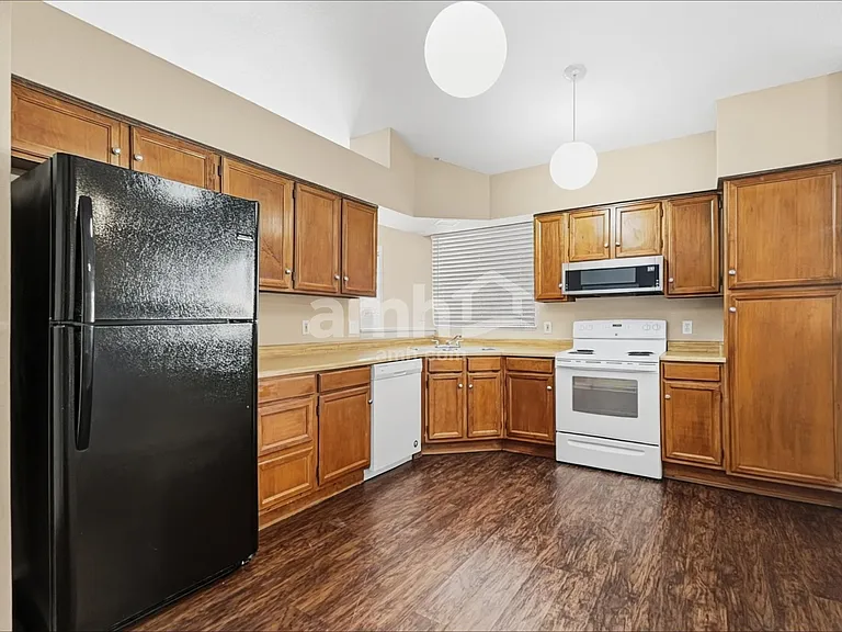 5553 W Shangri La Rd — Photo 4
