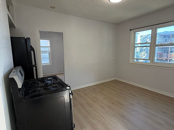 4th image of 33 Everett Ave
