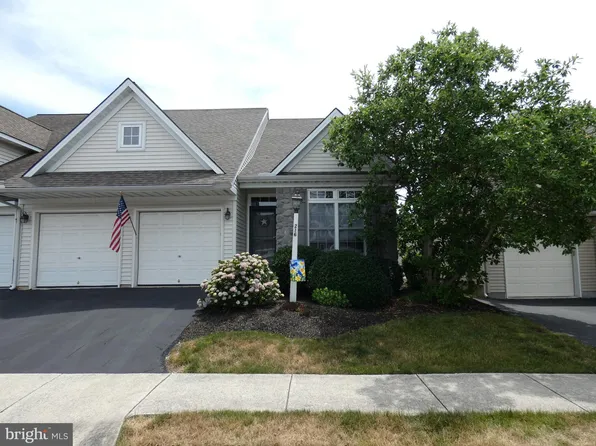 216 Waters Edge Dr, Mount Joy, PA 17552