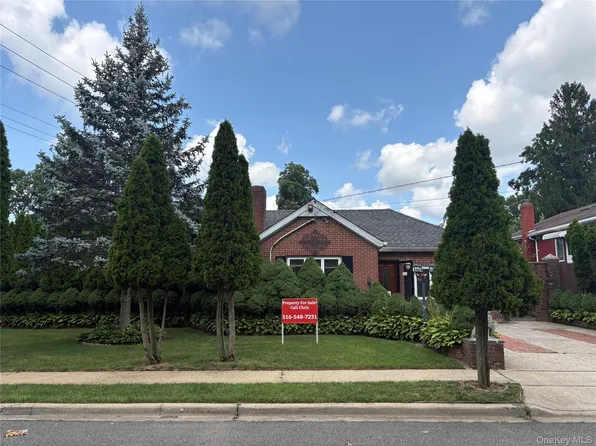 11 New York Avenue, Massapequa, NY 11758