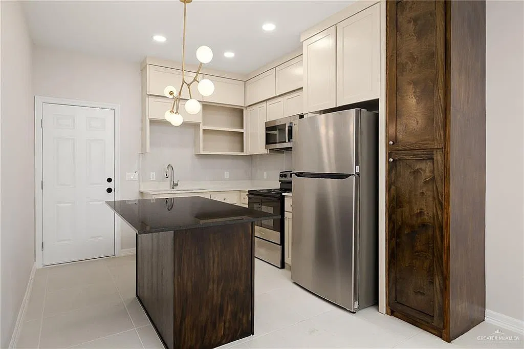 3 bed, 2.0 bath, 4250 sqft, $1,100 — Photo 4