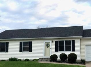 4033 White Pines Dr, Davenport, IA 52804