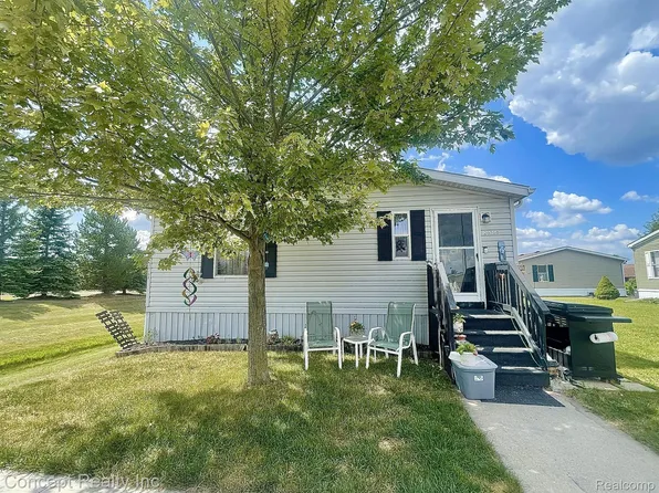 26768 Pawnee Ct, Flat Rock, MI 48134