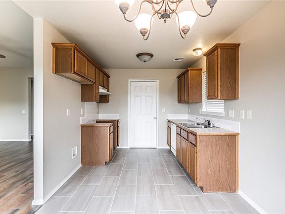 5th image of 821 Sunflower Dr