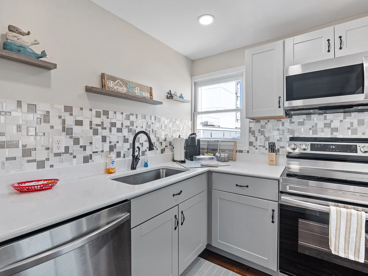 4 bed, 913 sqft, $2,395 — Photo 3