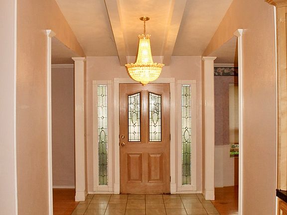 3rd image of 45 Knoll Cir