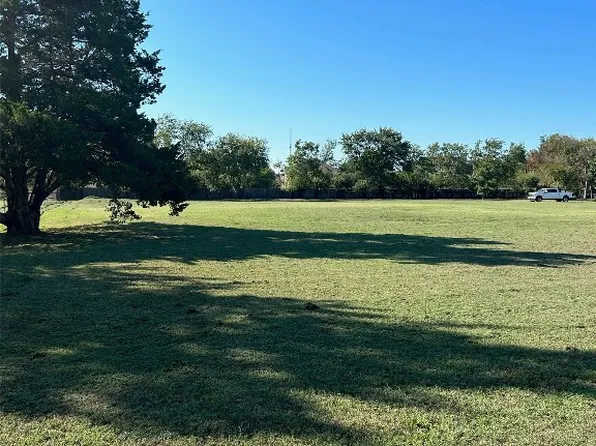 221 Cedar Dr, Grand Prairie, TX 75052
