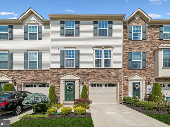 46 Village Green Ln, Sicklerville, NJ 08081