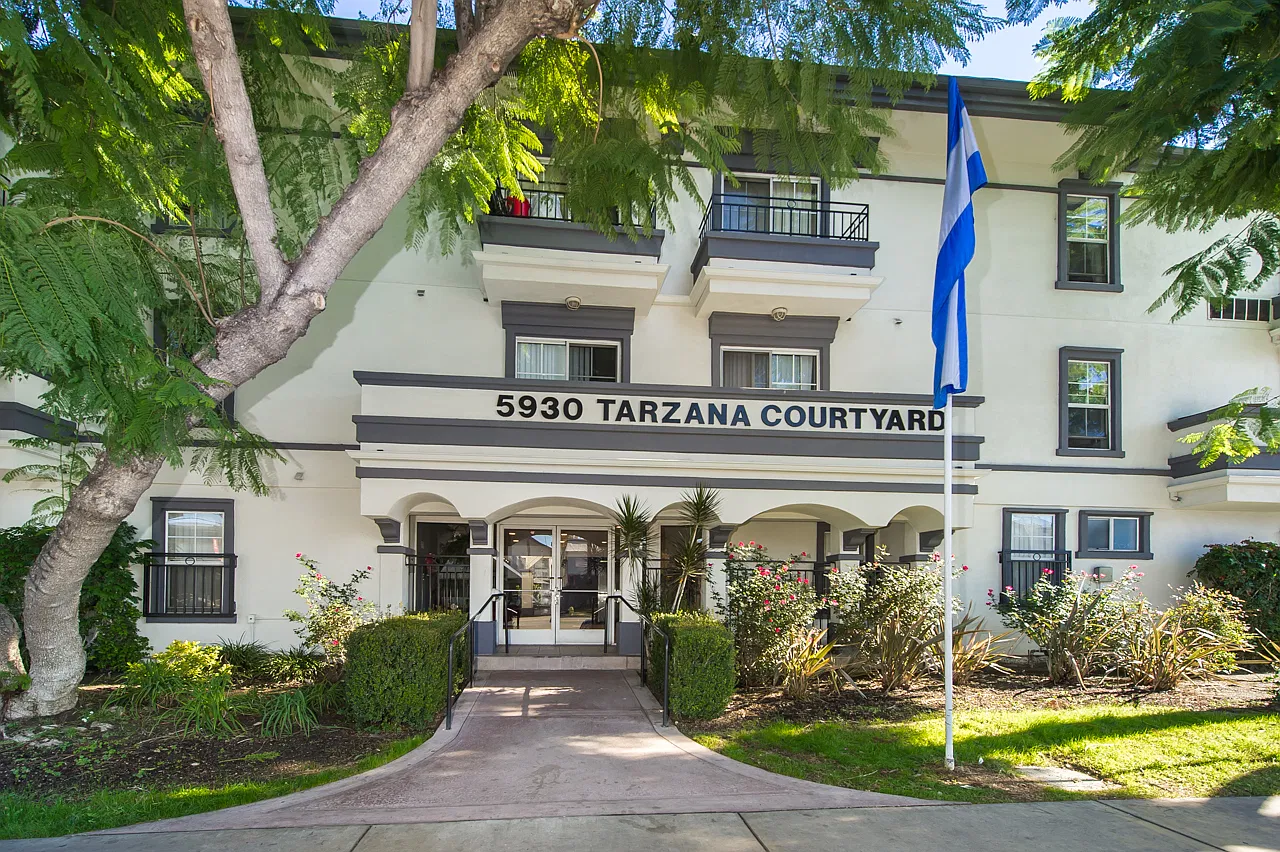 Tarzana Courtyard — Photo 1