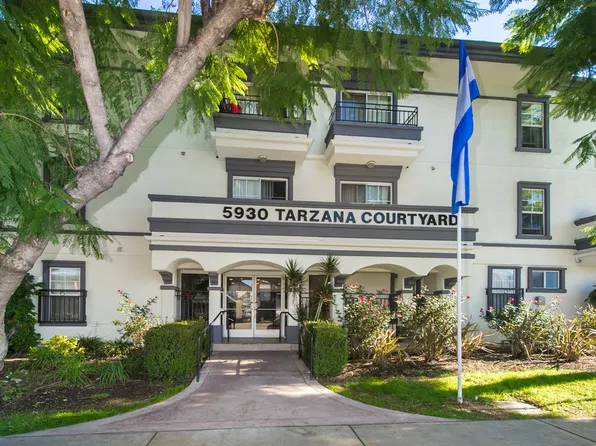 Tarzana Courtyard