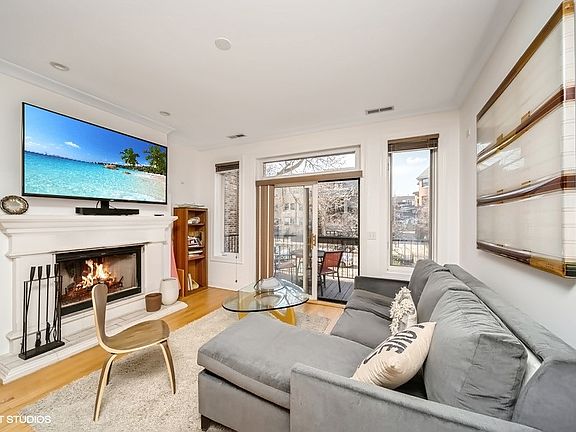 2nd image of 4711 N Malden St APT 1S