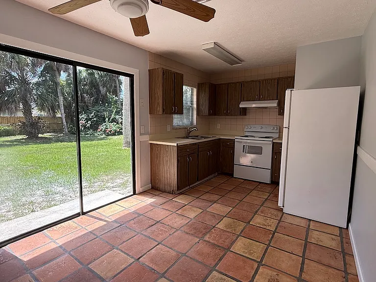 2325 SW Pamona St — Photo 5