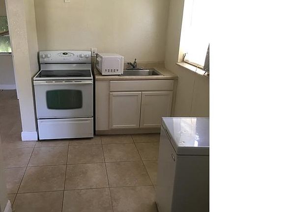 3rd image of 908 NE 17th Ter APT 6
