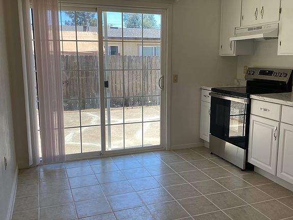 4th image of 623 Oak St