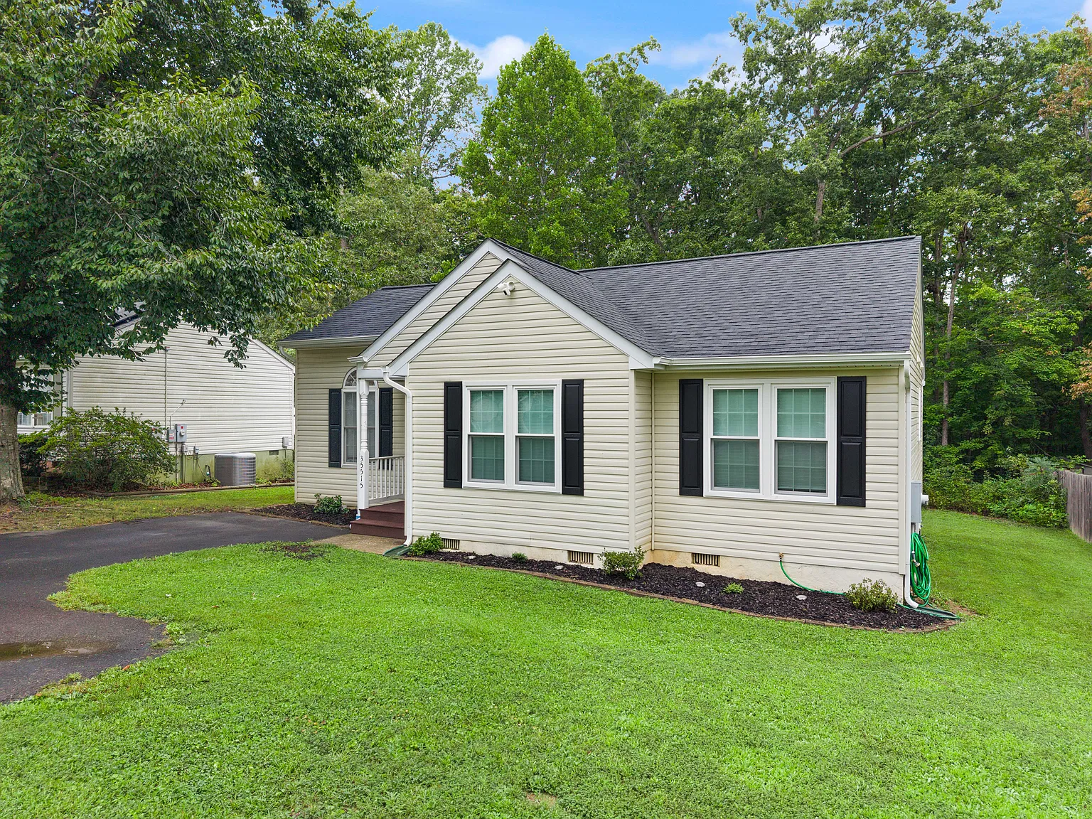 3 bed, 1082 sqft, $2,400 — Photo 1