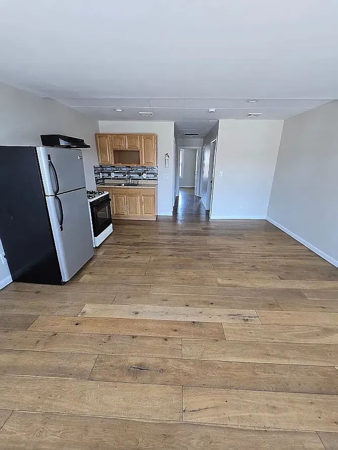 3 bed, 1000 sqft, $1,994 — Photo 2