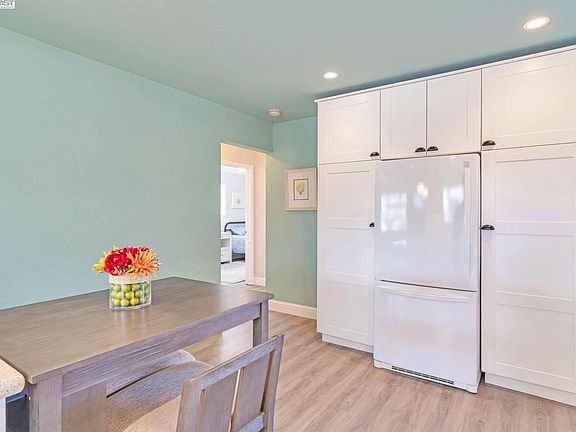 5th image of 4129 Lombard Ave #B