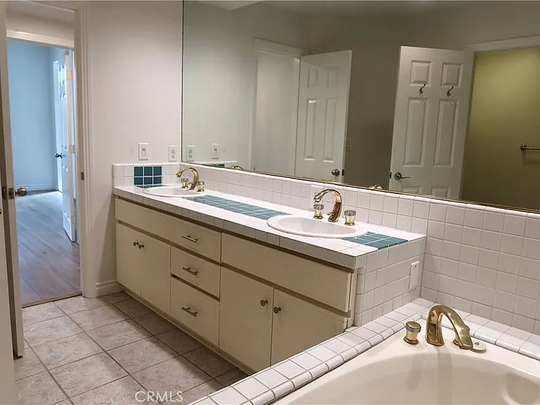 2243 Martin #110 — Photo 23