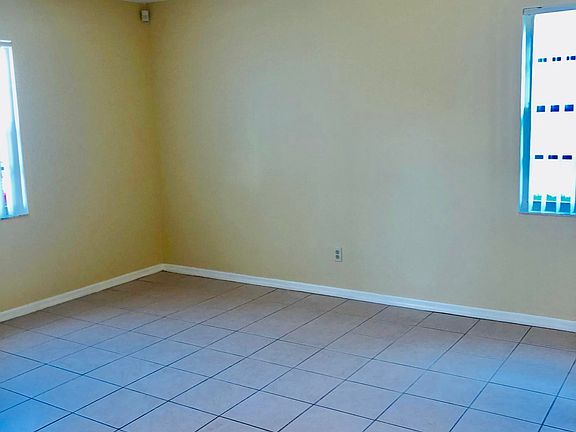 4th image of 2968 Sir Hamilton Cir #1