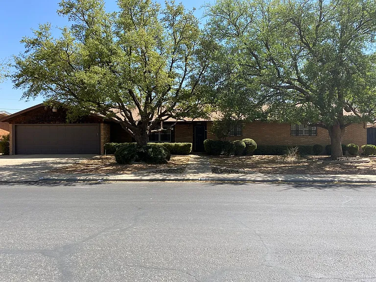 1702 Bonham Ave — Photo 1