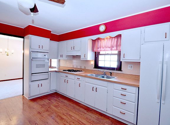 3rd image of 10 Candlewick Ct
