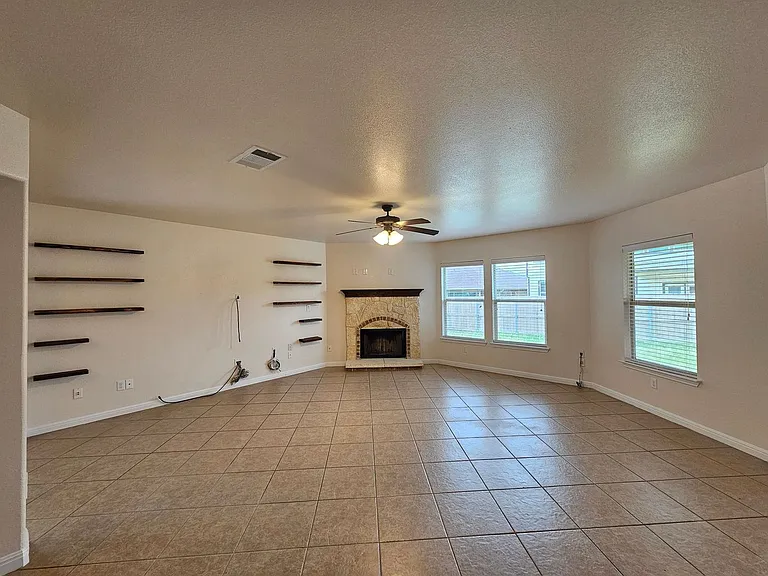 304 W Libra Dr — Photo 2