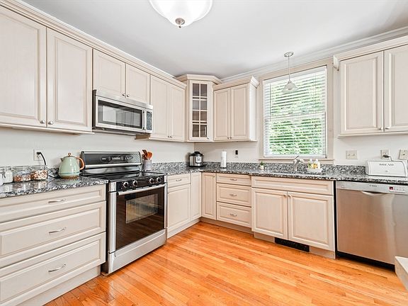 3rd image of 15 Titcomb St #2