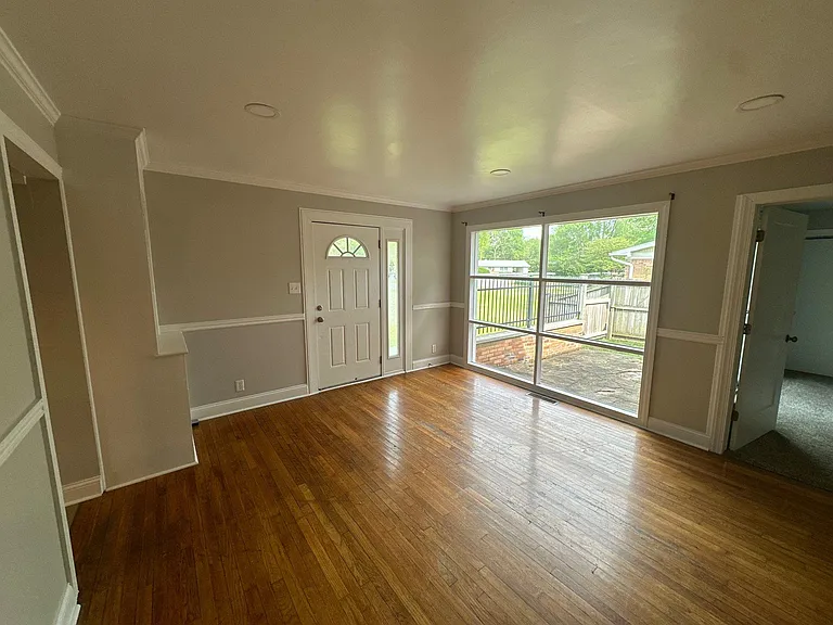 1370 Farley Dr — Photo 4