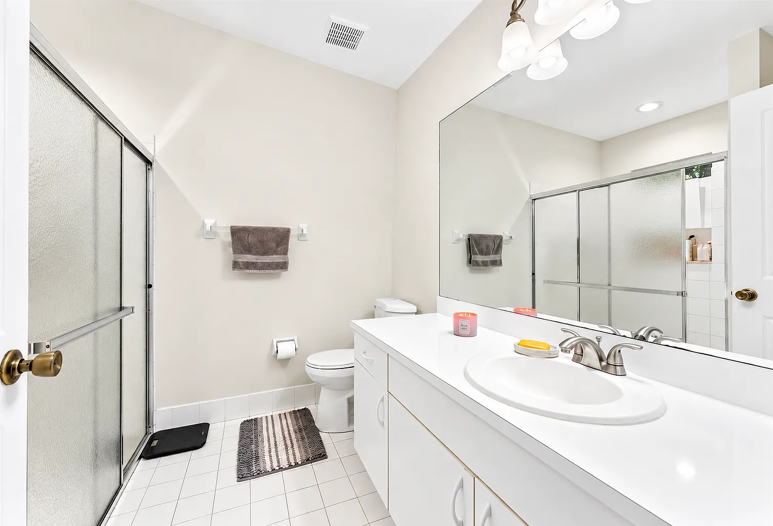 3 bed, 2200 sqft, $3,861 — Photo 3