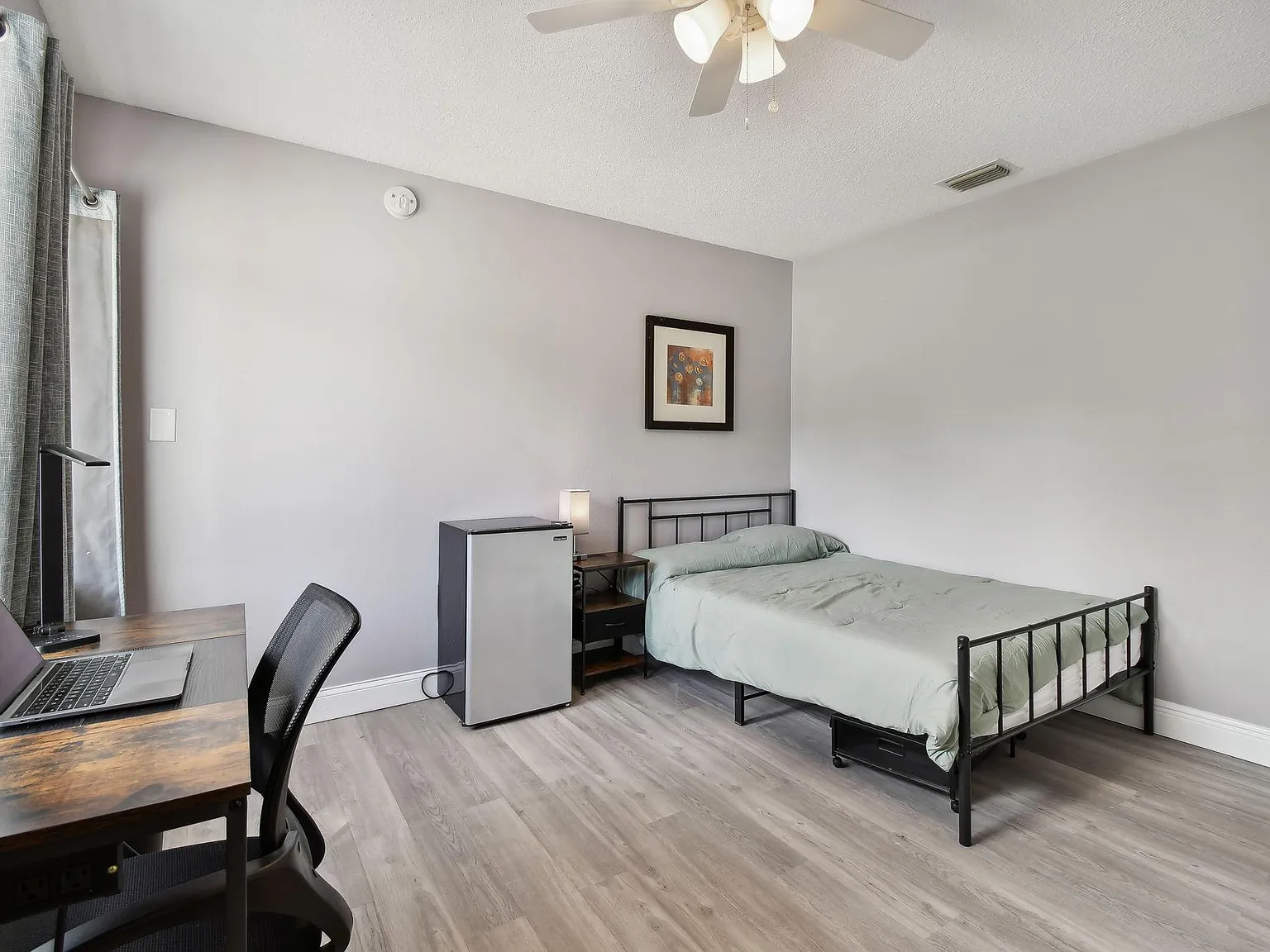 4 bed, 3.0 bath, 2123 sqft, $975 — Photo 1