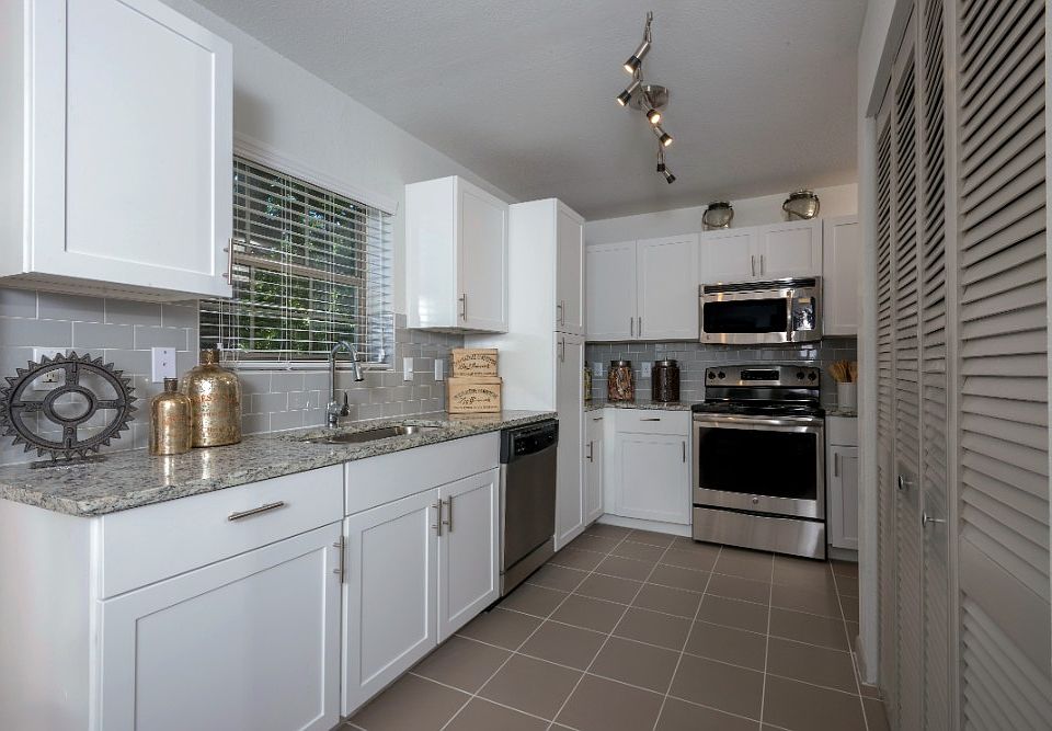 Upgraded Kitchen with Stainless Steel Appliances