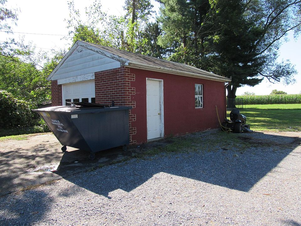2nd image of 2824 Lincoln Hwy E